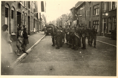 606268 Afbeelding van een groep geallieerden in de Mauritsstraat te Utrecht, tijdens de intocht van de geallieerden te ...